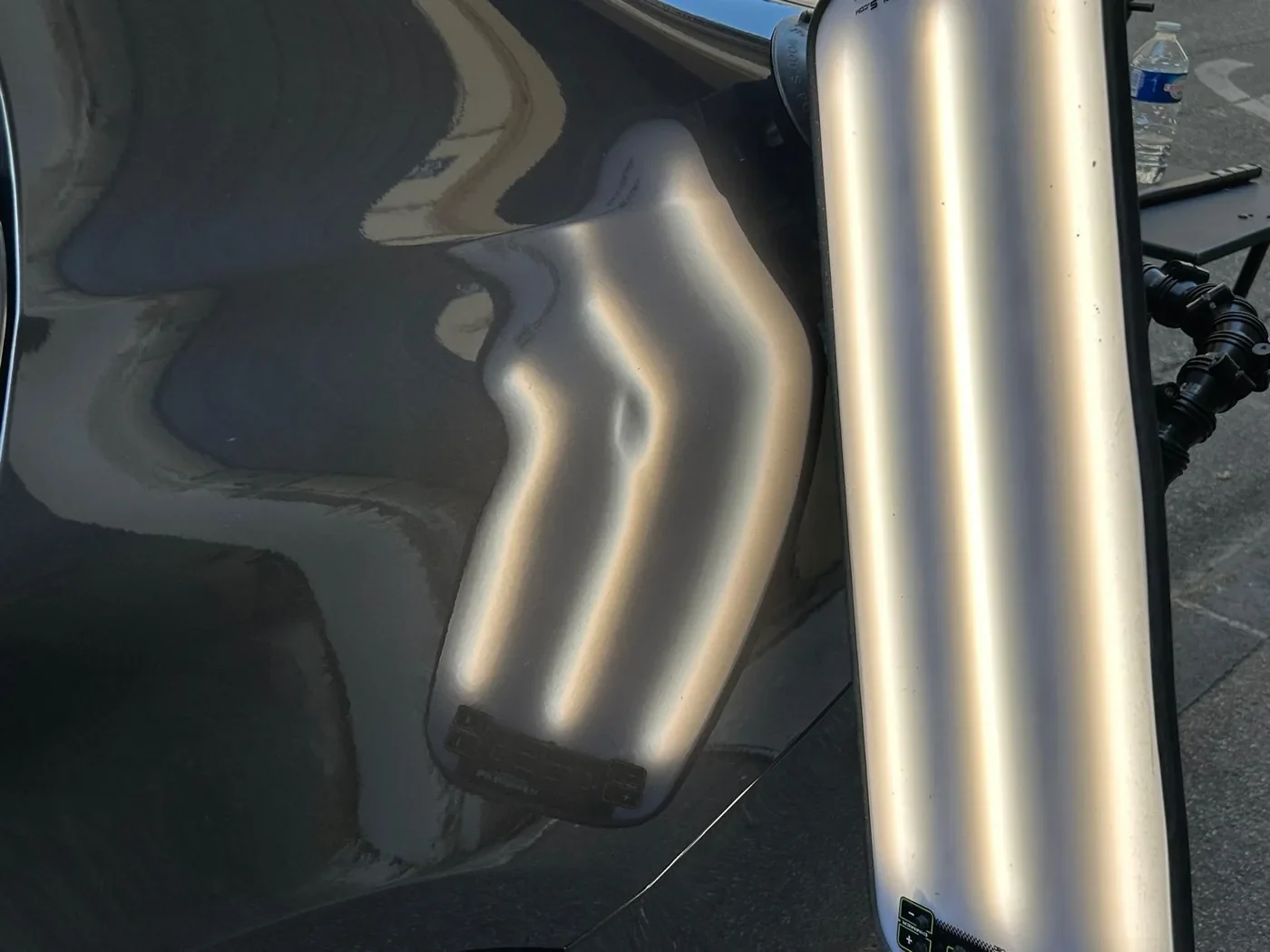 Panneau de carrosserie marqué par des impacts de grêle